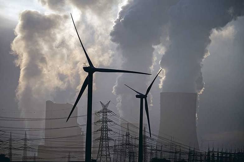 FEDERICO GAMBARINI/DPA Как только доля ВИЭ в энергобалансе превышает 10–20%, требуются дополнительные резервы «горячих», готовых к быстрому пуску, генерирующих мощностей, работающих на традиционных источниках