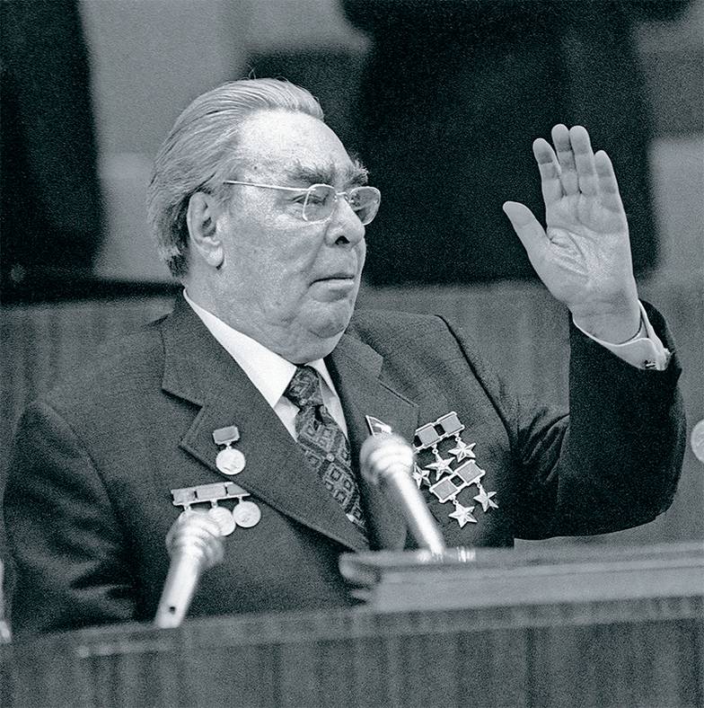 ФОТО ВЛАДИМИРА МУСАЭЛЬЯНА И ЭДУАРДА ПЕСОВА /ФОТОХРОНИКА ТАСС Леонид Брежнев выступает на Съезде комсомола. 1982 г.