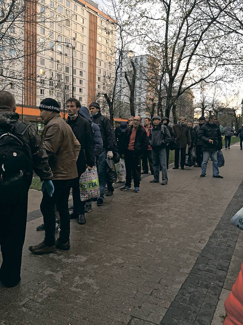  Раздача еды бездомным рядом с Курским вокзалом