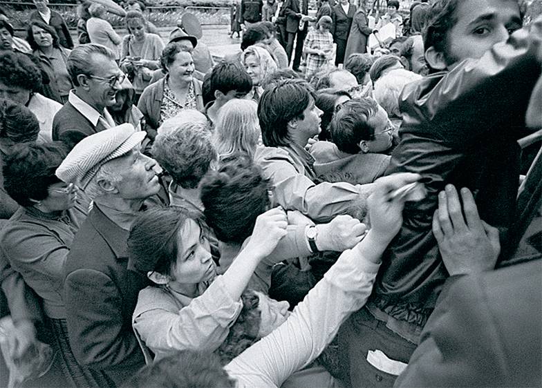 ДОЦЕНКО ВЛАДИМИР/ФОТОХРОНИКА ТАСС Ажиотаж возле прилавка с итальянской обувью. 1988 г.