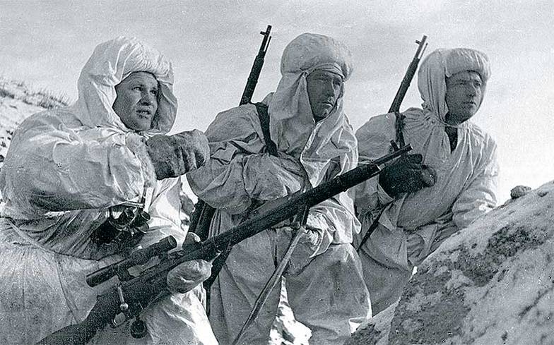  Снайпер, Герой Советского Союза Василий Зайцев объясняет новичкам предстоящую задачу. Сталинград, декабрь 1942 г.