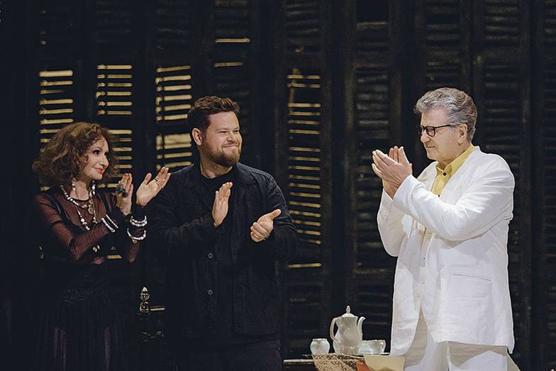 ПРЕСС-СЛУЖБА ТЕАТРА МАЯКОВСКОГО Егор Перегудов и исполнители главных ролей в поставленном им спектакле «Любовь по Маркесу»: Ольга Прокофьева и Игорь Костолевский