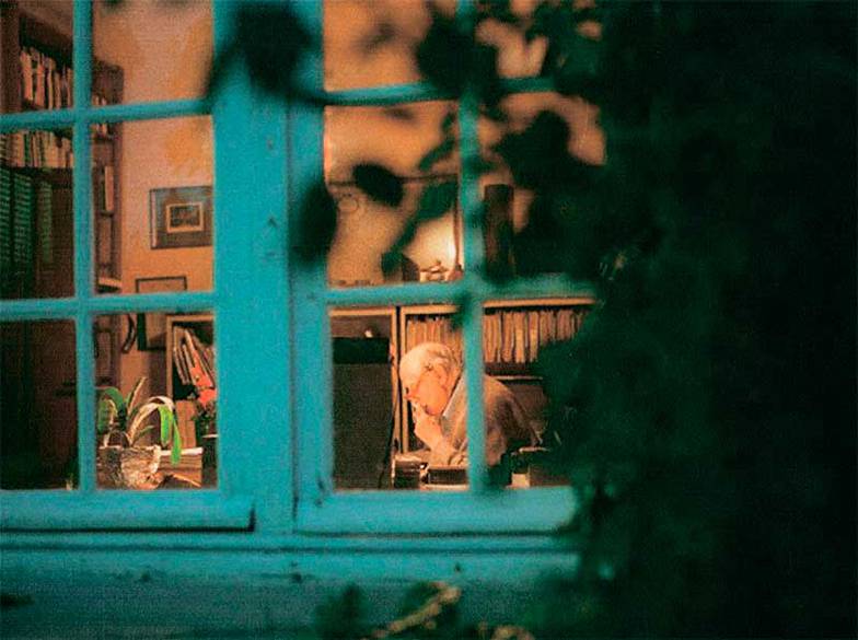  Ежи Гедройц за письменным столом в своем кабинете в Мезон-Лаффит (Франция)