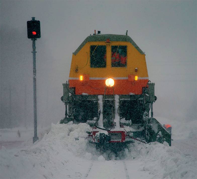 ПРЕДОСТАВЛЕНО ПРЕСС-СЛУЖБОЙ ОАО РЖД Борьба с последствиями циклонов — неотъемлемая часть работы сахалинских железнодорожников