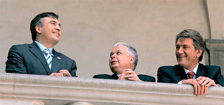 ИТАР-ТАСС/ НИКОЛАЙ ЛАЗАРЕНКО Президент Грузии Михаил Саакашвили, президент Польши Лех Качиньский и президент Украины Виктор Ющенко (слева направо) перед началом Энергетического саммита стран ГУАМ (11 мая 2007 г.)