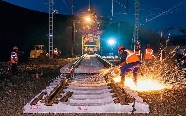 ПРЕДОСТАВЛЕНО ПРЕСС-СЛУЖБОЙ ОАО РЖД Работы по укладке пути ведутся круглосуточно