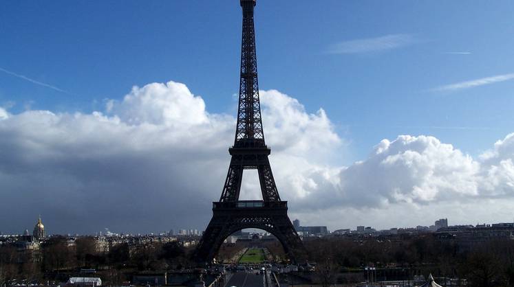 Франция вводит комендантский час