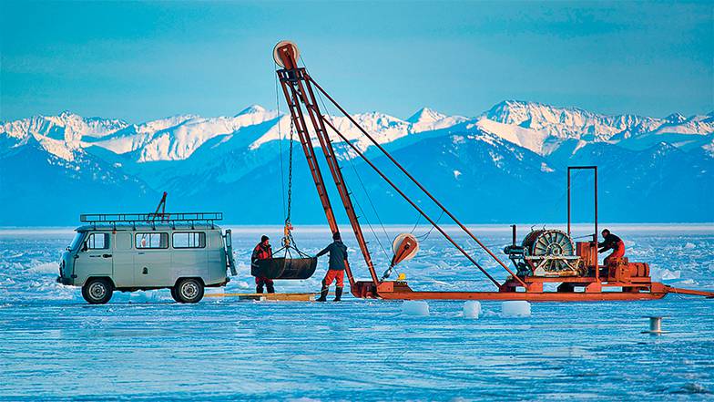 Фотография Баира Шайбонова (Лаборатория ядерных проблем им. В. П. Джелепова ОИЯИ) УАЗ-буханка незаменим не только на бездорожье, но и на льду. Это главное транспортное средство в экспедиции
