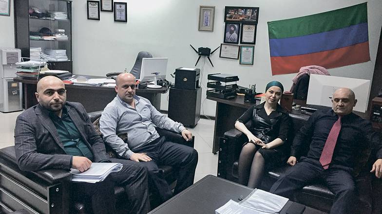 МАРИНА АХМЕДОВА Группа адвокатов защищает Магомеда Церетилова бесплатно. Один из них — Гасан Шамхалов — специально для этого приехал из Ставрополя