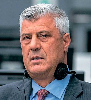 EPA/JERRY LAMPEN Бывший президент Республики Косово Хашим Тачи в зале суда Гаагского трибунала в ноябре 2020 года