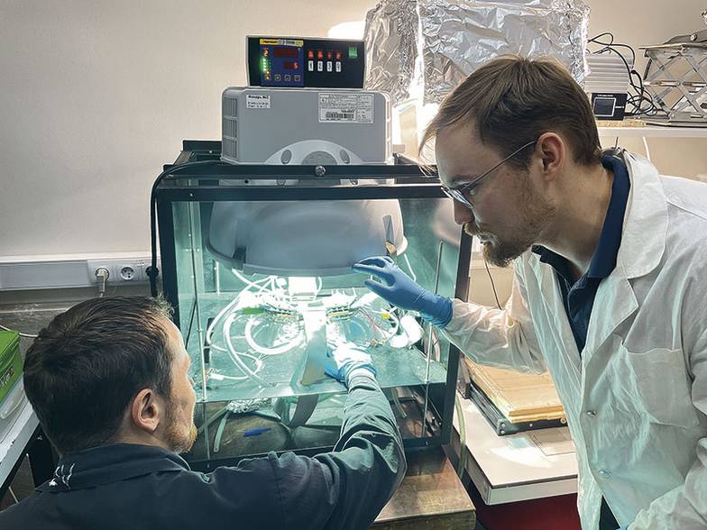 ИЗ ЛИЧНОГО АРХИВА Сотрудники лаборатории новых материалов для солнечной энергетики Павел Ивлев (слева) и Николай Белич