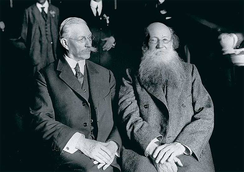 ТАСС Участники Государственного совещания Павел Милюков и Петр Кропоткин. 1917 год