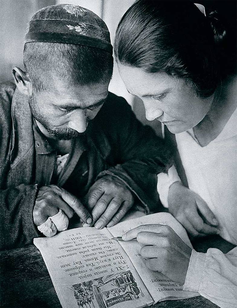 ФОТО ИТАР-ТАСС Урок русского языка в Средней Азии. 1930-е годы