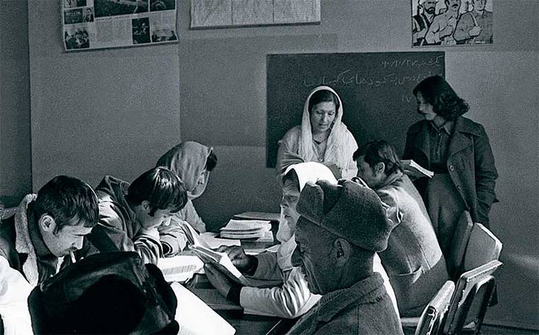 ТЫССОВСКИЙ ЮРИЙ /ФОТОХРОНИКА ТАСС Советские аспиранты обучают афганских специалистов. 1980 год