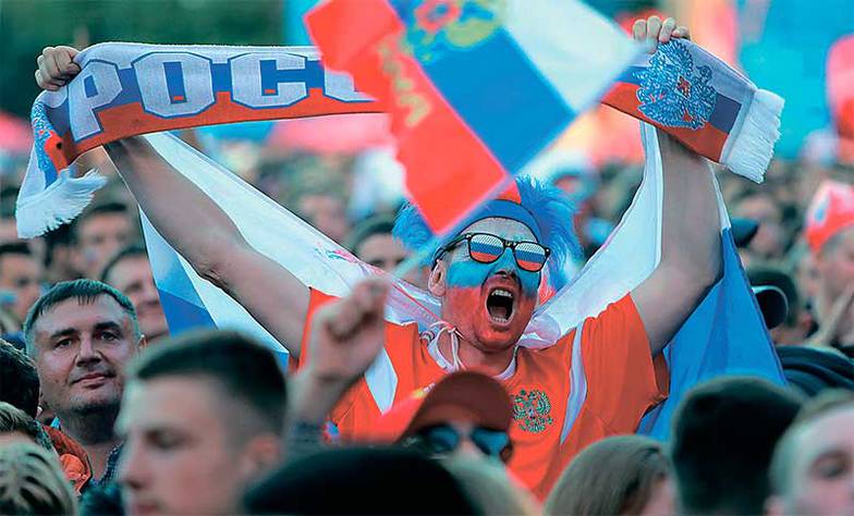 СЕРГЕЙ КОНЬКОВ/ТАСС «Чемпионат мира по футболу — самый яркий пример и коллективизма, и отсутствия агрессии. Вдруг люди почувствовали, что это важнейшее событие за всю историю Саранска или Самары»