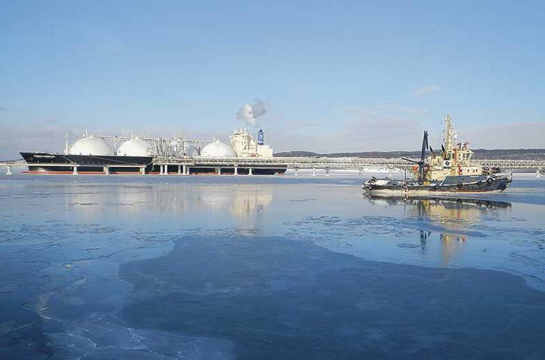 ФОТО ИТАР-ТАСС/ АЛЕКСАНДР СЕМЕНОВ Газовоз Energy Navigator и буксиры для обслуживания и швартовки газовозов завода по производству СПГ проекта «Сахалин-2»