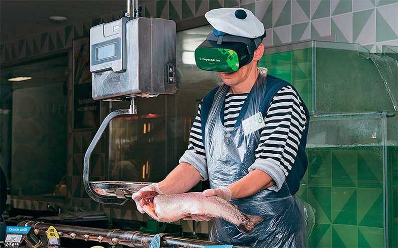 ПРЕСС-СЛУЖБА «ПЕРЕКРЕСТКА» Виртуальная реальность позволяет сотрудникам торгового зала «Перекрестка» прокачивать профессиональные навыки без отрыва от рабочего места