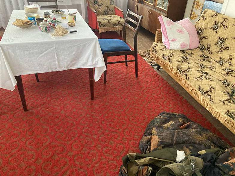 Марина Ахмедова Мать Иванна накрыла стол. Скоро должны вернуться из разведки ее квартиранты