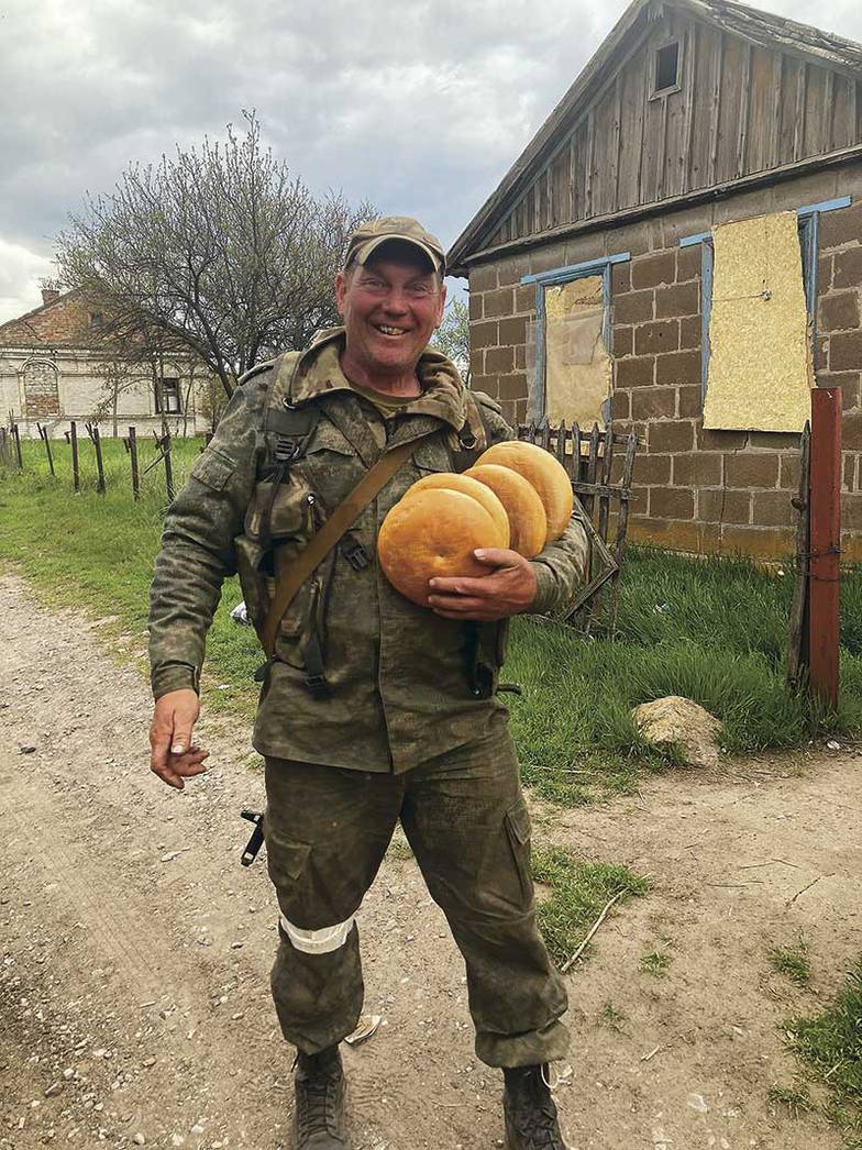 Марина Ахмедова Резервист только что вышел из соседнего села С., где происходят боевые действия. Кое-что из его экипировки — трофей