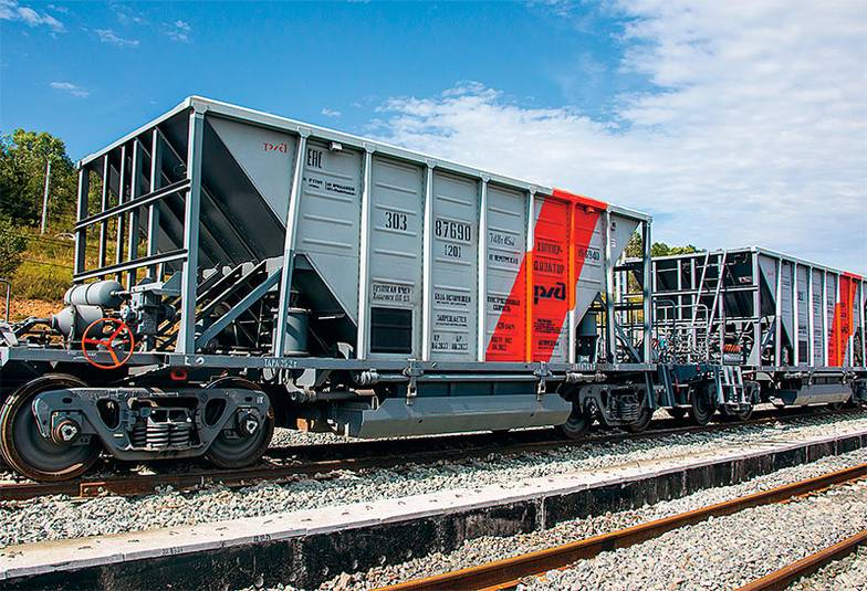 ПРЕДОСТАВЛЕНО ПРЕСС-СЛУЖБОЙ ОАО РЖД Компания проводит ежегодный капитальный ремонт более 5000 км железнодорожных путей. На фото: думпкары РЖД на ремонте инфраструктуры