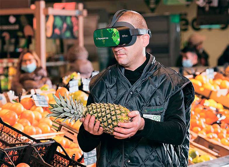 ПРЕСС-СЛУЖБА «ПЕРЕКРЕСТКА» Продавец «Перекрестка» с помощью VR-очков учится презентовать товар