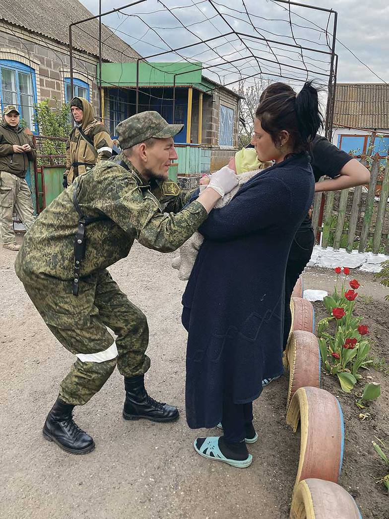 Марина Ахмедова У ребенка пошла изо рта кровь. Его мать, вместо того чтобы отправиться к поселковому фельдшеру, прибежала к начмеду в штаб ДНР