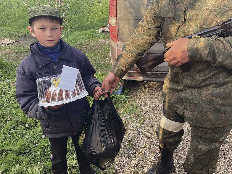 Марина Ахмедова Никитка — сын полка. Каждый день приезжает в штаб за продуктами для себя и бабушки