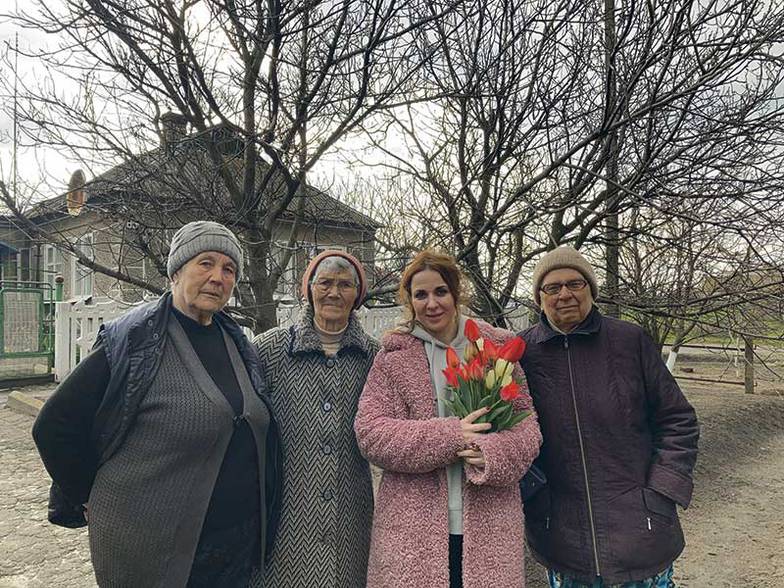 Марина Ахмедова Старушка, которая за Украину, дарит автору «Эксперта» букет тюльпанов