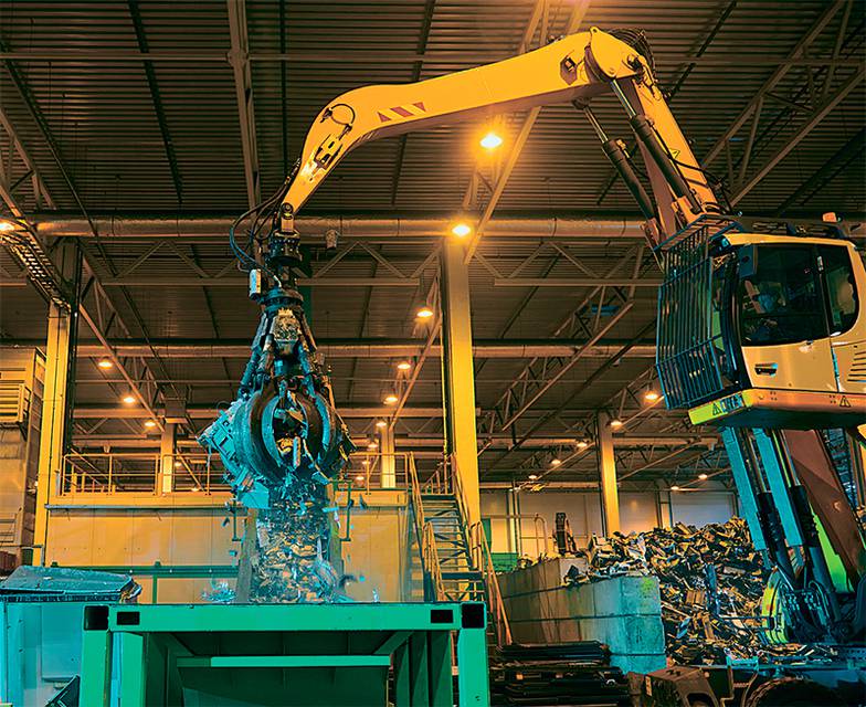 ПРЕДОСТАВЛЕНО КОРПОРАЦИЕЙ «ЭКОПОЛИС» Электролом подается в цепную дробилку для измельчения в цеху «Экотехпрома»