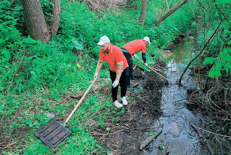 «Еврохим» Сотрудники предприятия НАК «Азот» в Новомосковске регулярно проводят акции по уборке берегов истока Дона
