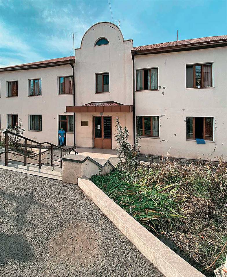 Тихон Сысоев Бывший дом-интернат для одиноких пенсионеров в Степанакерте. Теперь в нем живут беженцы