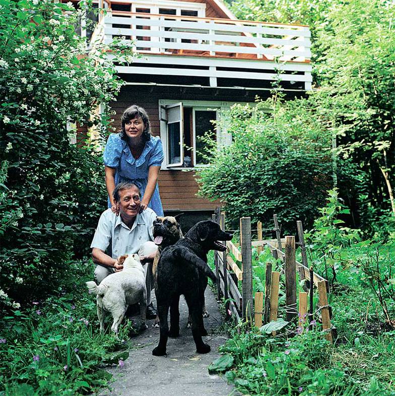 ITAR-TASS Поэт Евгений Евтушенко с женой Джан на своей даче в Переделкино