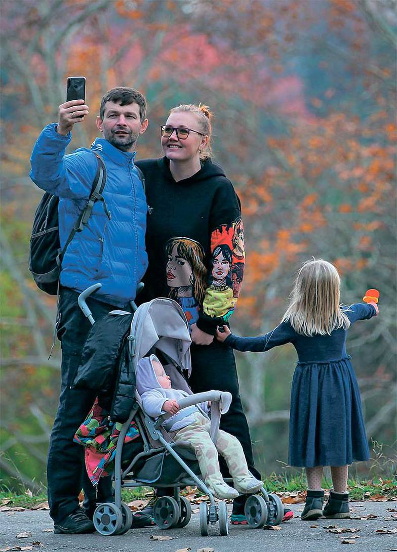 ДМИТРИЙ ФЕОКТИСТОВ/ТАСС Молодые семьи России интуитивно стремятся преодолеть последствия серии демографических катастроф XX века