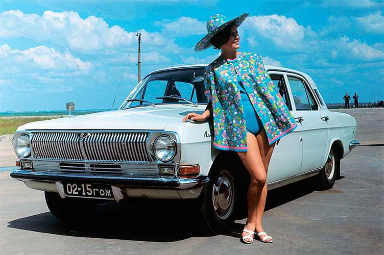 ИОСИФ СОБОРОВЕР/ТАСС Манекенщица во время демонстрации пляжного комплекта у советского легкового автомобиля ГАЗ-24, 1970 год