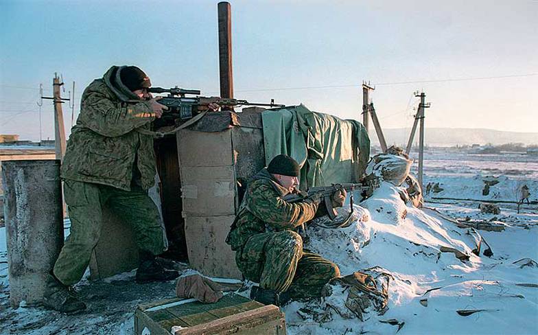 СЕРГЕЯ ВЕЛИЧКИНА И ГЕННАДИЯ ХАМЕЛЬЯНИНА /ИТАР-ТАСС Российская армия в районе Гудермеса, 1995 год