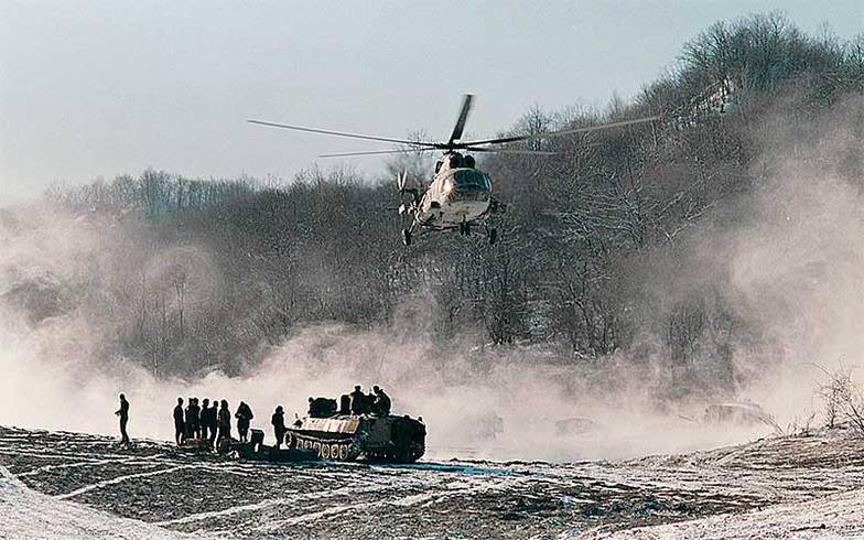 ВЕЛИЧКИН СЕРГЕЙ , ХАМЕЛЬЯНИН ГЕННАДИЙ /ФОТОХРОНИКА ТАСС Российская армия в районе Гудермеса, 1995 год