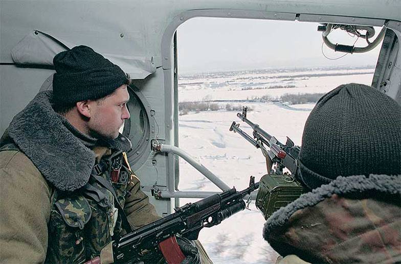 ВЕЛИЧКИН СЕРГЕЙ , ХАМЕЛЬЯНИН ГЕННАДИЙ /ФОТОХРОНИКА ТАСС «Белые пятна по истории чеченского конфликта рассыпаны неравномерно и обильно», — считает Евгений Норин. На фото: Солдаты российской армии, Чечня, 1995 год