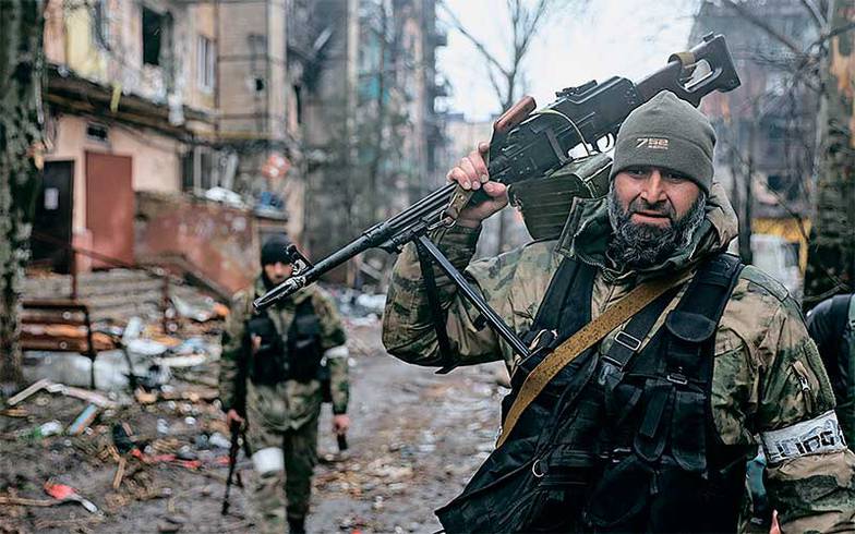 СЕРГЕЙ БОБЫЛЕВ/ТАСС «Мы сидели в подвале и услышали “Аллах акбар!”, одна женщина перекрестилась и сказала: “Слава Богу, русские пришли!”» — рассказывает житель Мариуполя. На фото: бойцы из Чечни в Мариуполе