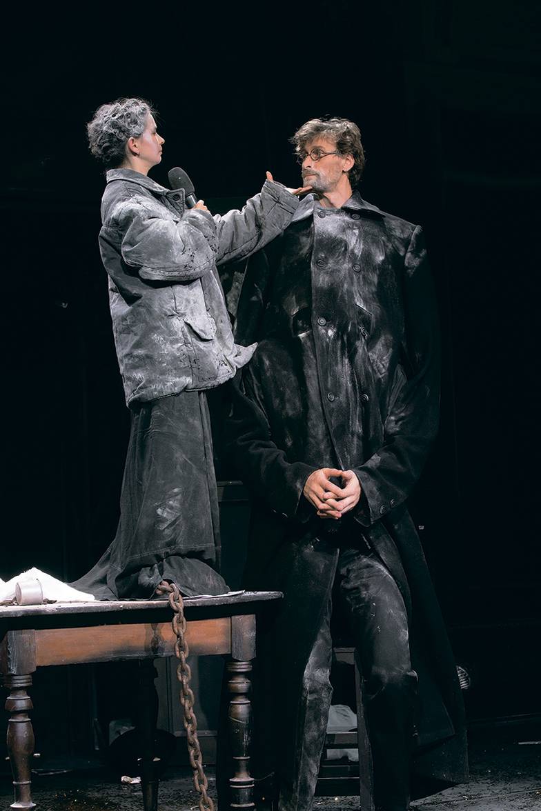 АЛЕКСАНДР ИВАНИШИН / «ШКОЛЕ СОВРЕМЕННОЙ ПЬЕСЫ» Мария Смольникова и Павел Дроздов на сцене «Школы современной пьесы» в спектакле Дмитрия Крымова «Все тут»