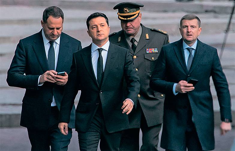  В самый ближний круг Владимира Зеленского (в центре) входит глава его офиса Андрей Ермак (справа)