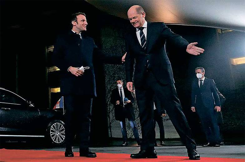 MICHELE TANTUSSI-DPA/PICTURE-ALLIANCE Президент Франции Эммануэль Макрон и канцлер Германии Олаф Шольц (справа) во время церемонии приветствия в Берлине