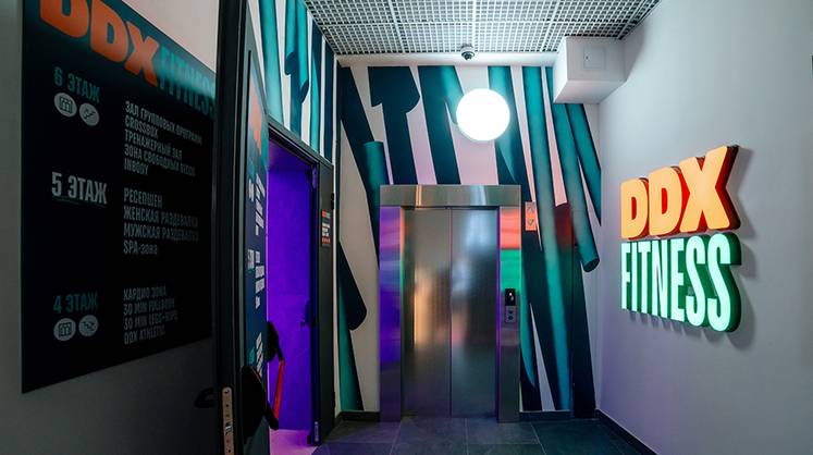 Стрит-арт в историческом здании: художники оформили пространство нового клуба DDX Fitness в Петербурге