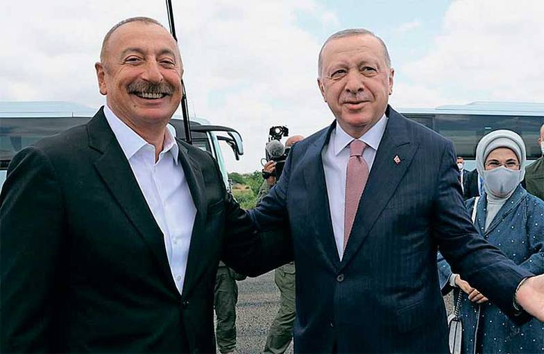  Президент Турции Реджеп Эрдоган (справа) и президент Азербайджана Ильхам Алиев