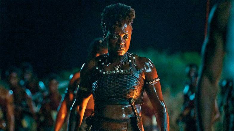  Амазонки королевства Дагомея — реальные члены элитного женского войска. Их история — в центре сюжета фильма «Королева-воин». Роль предводительницы и генерала исполняет выдающаяся актриса Виола Дэвис