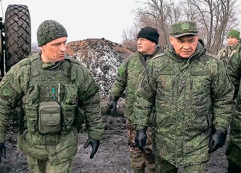 TASS Министр обороны Сергей Шойгу (справа) с инспекцией в зоне СВО