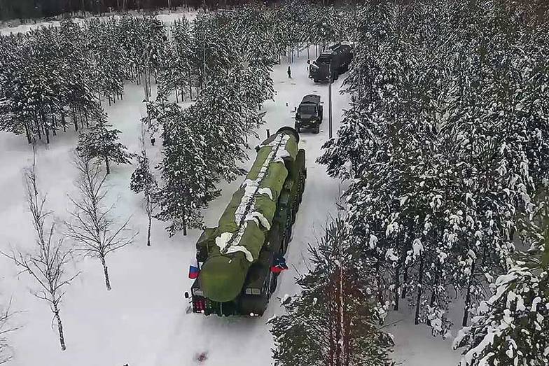 TASS Автономная пусковая установка ПГРК «Ярс» в составе колонны во время марша до позиционного района. Вводимый в боевой состав «Ярс» приходит на смену мобильному ракетному комплексу «Тополь»