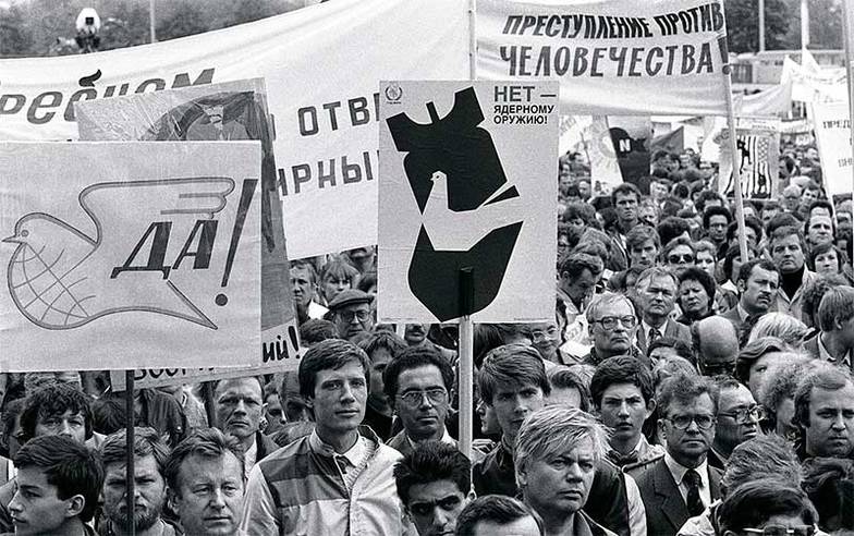 ФОТО БОРИСА КАВАШКИНА И ВАЛЕРИЯ ХРИСТОФОРОВА/ФОТОХРОНИКА ТАСС Антивоенная манифестация в Москве, 1986 год