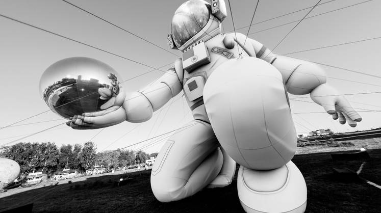 Фестиваль  «Портал 2030–2050»: 110 мировых диджеев, световые шоу до рассвета и 14-метровый космонавт
