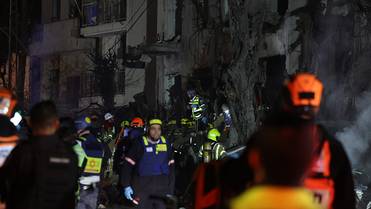 dpa/ТАСС Работы по устранению последствий одной из ракетных атак Ирана на Тель-Авив