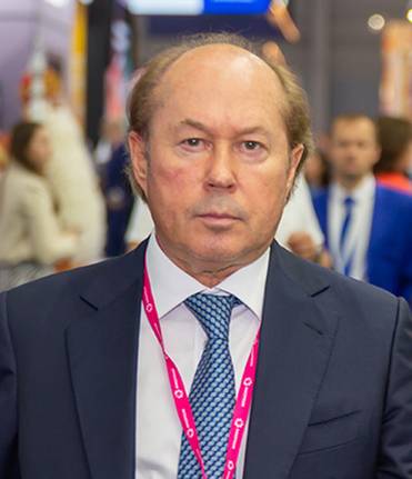  Председатель Центрального Совета ВОИР,  заместитель председателя комитета Госдумы РФ по науке и высшему образованию  Владимир Кононов